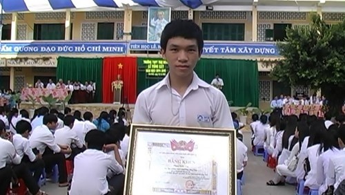 Cau hoc tro biet tao dien nang tu buoc chan nguoi hinh anh