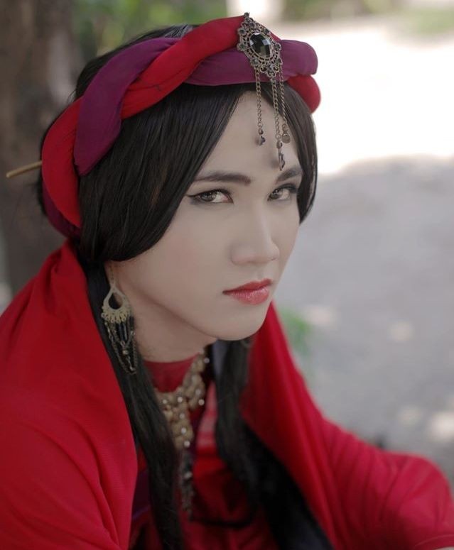 trưởng nhóm Huỳnh Ngọc Lập - sinh năm 1993 - được biết đến với tên gọi Huỳnh Lập Lờ. Chàng trai này đảm nhiệm nhiều vai trò, từ chỉ đạo sản xuất, viết kịch bản, đạo diễn, phụ trách âm thanh... đến diễn viên chính. 