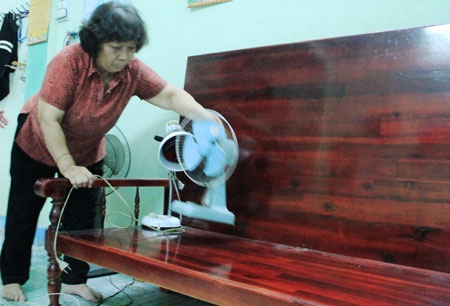 Bà Cúc đang dọn dẹp lại nhà cửa để chuẩn bị đón thí sinh.