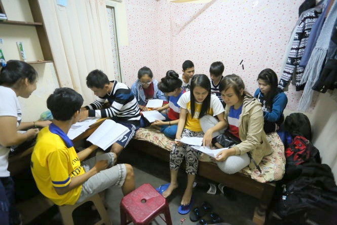 Nhóm 13 thí sinh người Chăm đến từ tỉnh Ninh Thuận chỉ đủ tiền thuê 2 phòng trọ dưới hầm