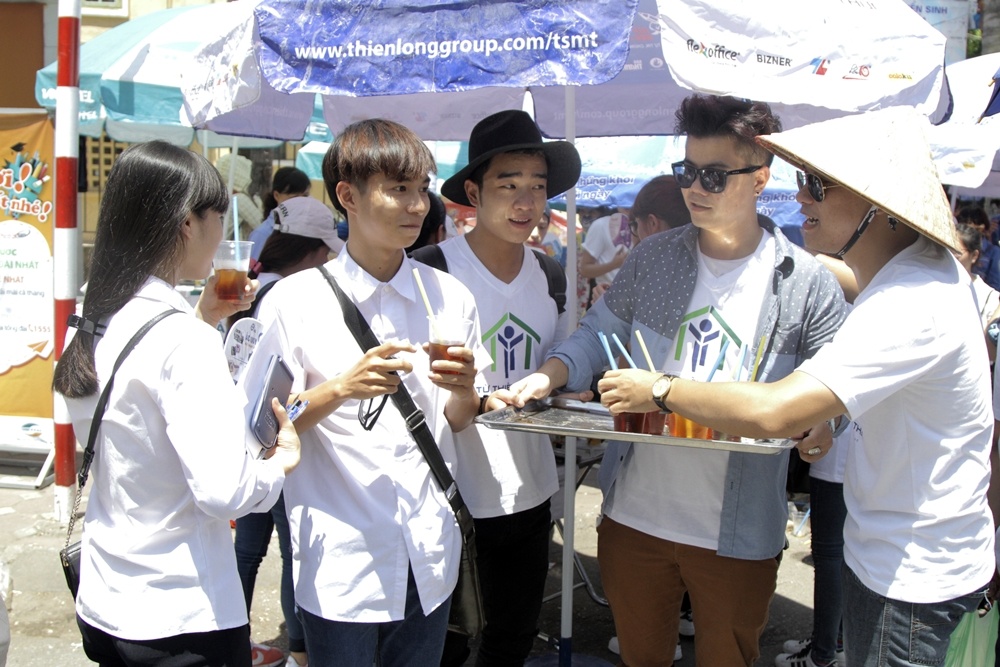 Hot boy tiep suc mua thi duoi nang nong 40 do hinh anh