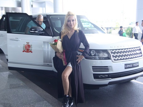 Xe sang don nu DJ hot nhat Malaysia tai san bay Viet hinh anh