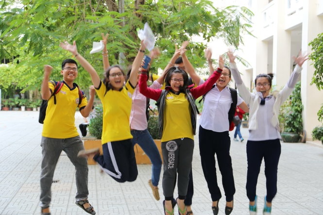Niềm vui của thí sinh sau khi hoàn tất thi môn sử tại điểm thi Trường THPT Gia Định thuộc cụm thi ĐHQG TP.HCM.