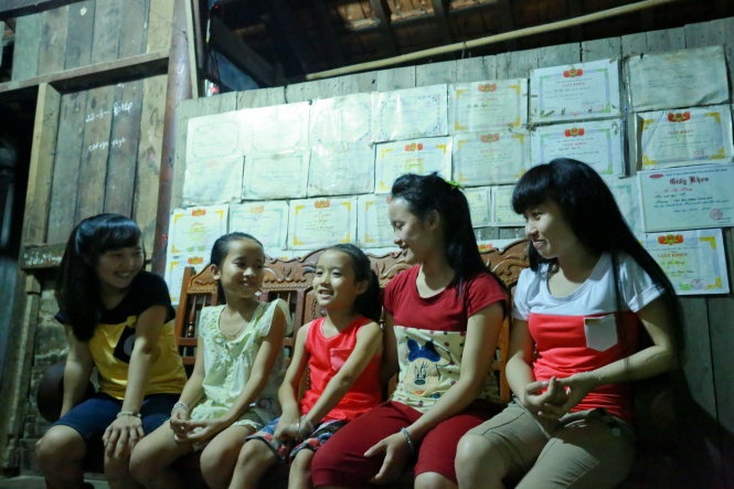 Nam chi em bo vo giua doi hinh anh