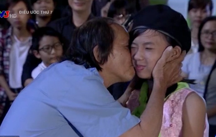 Loi cam on xuc dong gui ong cua co be khiem thinh 12 tuoi hinh anh