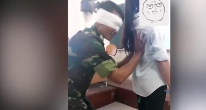 Thầy dạy quân sự bịt mắt sờ nữ sinh - Ảnh chụp từ clip.