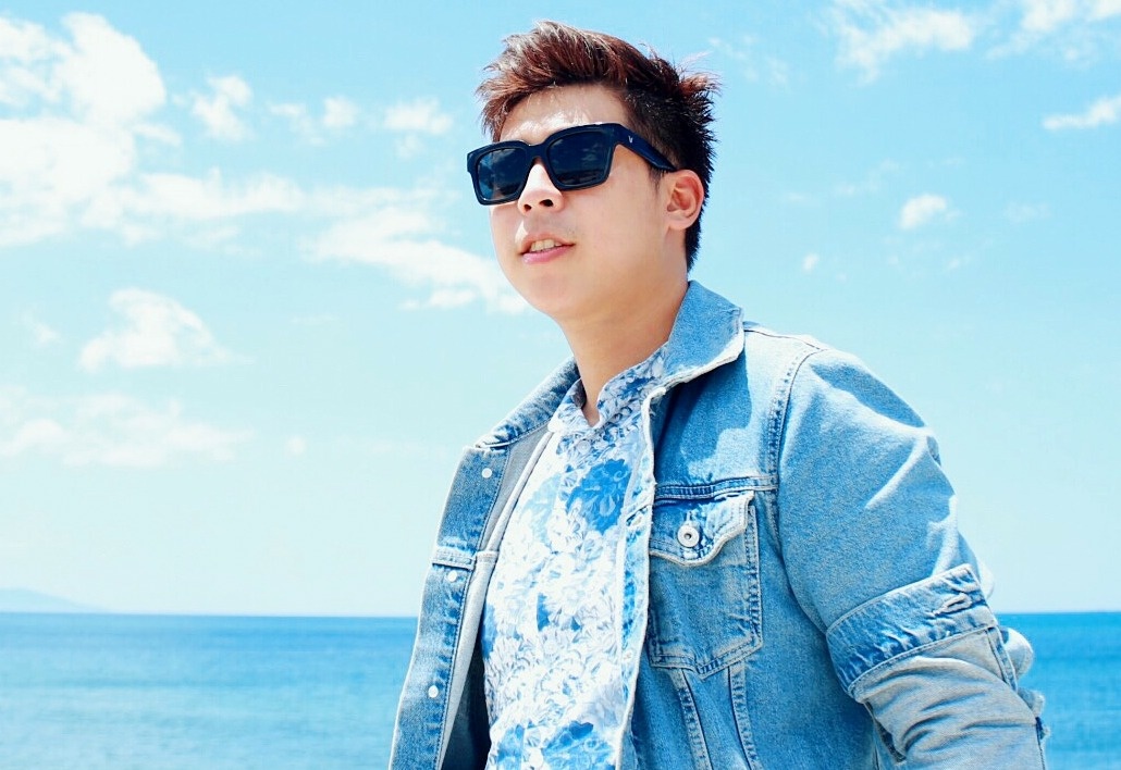 9X dien trai bo nganh hang khong lam MC truyen hinh hinh anh