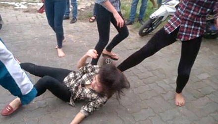 Vì sao bạo lực học đường ngày càng gia tăng?. Ảnh cắt từ clip vietbao.vn.