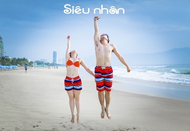 Chia sẻ về chuyện tình yêu của mình, Minh Quang cho biết: “Trong lần Trang cùng với cô bạn ở nhóm hiphop trường xuống sinh hoạt cùng câu lạc bộ, cũng là lần đầu tiên mình bị sét đánh trúng người khi nhìn thấy Trang. Sau lần gặp đó mình đến CLB thường xuyên hơn với mục đích duy nhất là ngắm Trang. Do không biết bắt chuyện với Trang kiểu gì nên đã chụp trộm Trang những lúc cô ấy tập nhảy hay là khi ngồi nói chuyện với bạn bè. Về nhà mình gửi những tấm hình ấy cho Trang, sau đó mình và cô ấy trò chuyện thường xuyên hơn. Nhiều lần lấy hết quyết tâm để tỏ tình với cô ấy nhưng đều bị cô ấy từ chối, cũng không ít lần cô ấy tránh mặt mình suốt 1 thời gian dài. Những ngày sau đó mình cảm thấy nhớ Trang rất nhiều nên mình quyết định tiếp tục theo đuổi và cho tới bây giờ đã chính thức theo đuổi nhau được nửa năm”. Ngày 12/1/2015 cũng chính là ngày 2 đứa mình chính thức yêu nhau.