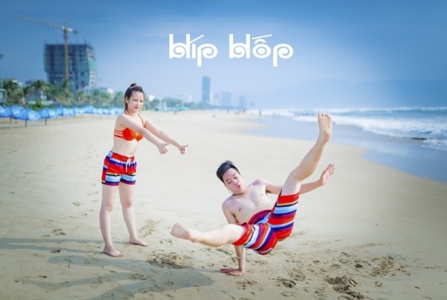 Cùng sở thích chụp ảnh và du lịch, cặp đôi đã chụp ảnh cưới từ những lần đi du lịch cùng nhau, Tranh thủ mỗi lần đi du lịch mang váy áo và máy ảnh theo để “tác chiến”. Với tiêu chí chụp ảnh phải vui cười phớ ló, thỏa sức quậy phá nên bộ ảnh của cặp đôi này không thể thiếu những bức ảnh nhộn, cười ra nước mắt. Đặc biệt cặp đôi này đã tự dựng chân máy và tự chụp khiến ai cũng cảm thấy thích thú.