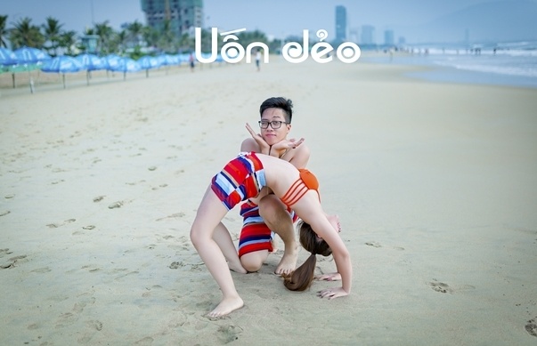 “Bên cạnh việc học, mình là 1 photographer đi chụp ảnh các couple khác cũng nhiều, mình muốn có 1 bộ ảnh couple thật khác, hợp với cá tính năng động và hài hước của Mình và Trang nên mình quyết định thực hiện bộ ảnh này khác với những concept thường thấy trong những bộ ảnh couple khác như : ghé tai , thơm trán rồi ôm ấp nhau.... Ở Đà Nẵng chúng mình có chụp ở nhiều nơi, nhưng mình chỉ chọn ảnh ở bãi biển Mỹ Khê để làm bộ ảnh kỉ niệm nửa năm yêu nhau vì mình thích không khí và màu xanh của biển. Và cũng không up nhiều địa điểm ảnh chụp khác nhau để tránh làm loãng mất concept của bộ ảnh”