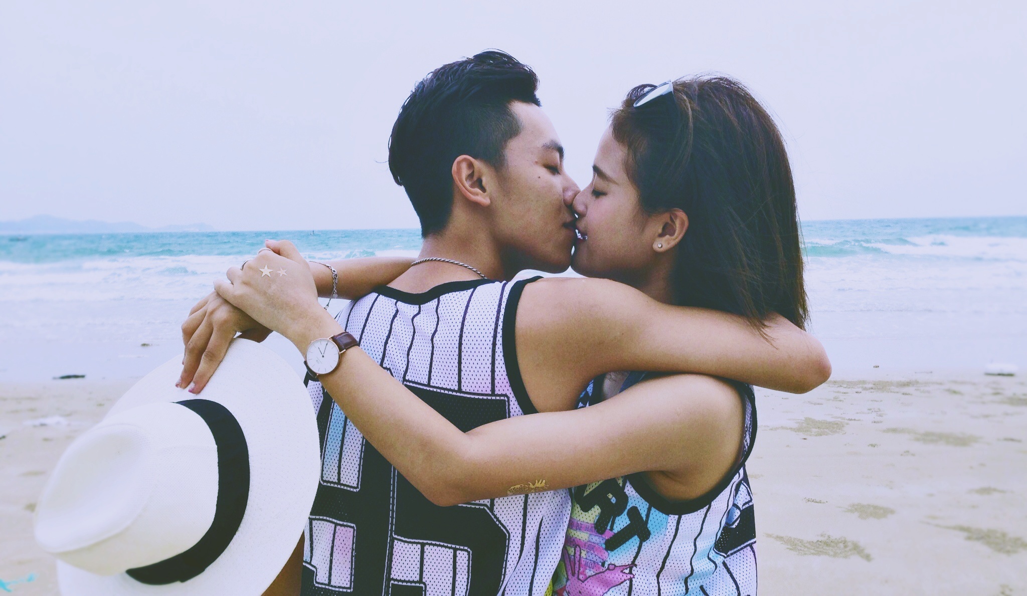 Anh lang man tren bien cua Kieu Pham va ban trai kien tuong hinh anh