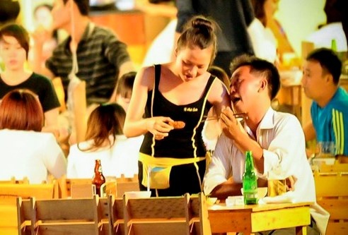 Sinh vien lam nghe PG du tiec trai long ve cam do hinh anh