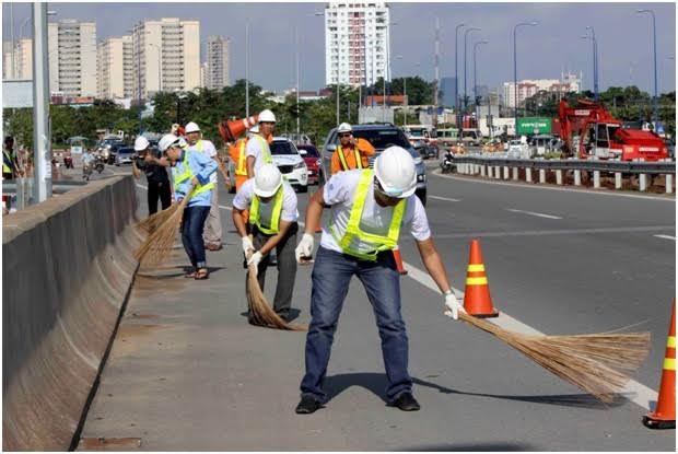 Dan mang tranh cai ve hanh dong nhat rac tren duong cao toc hinh anh