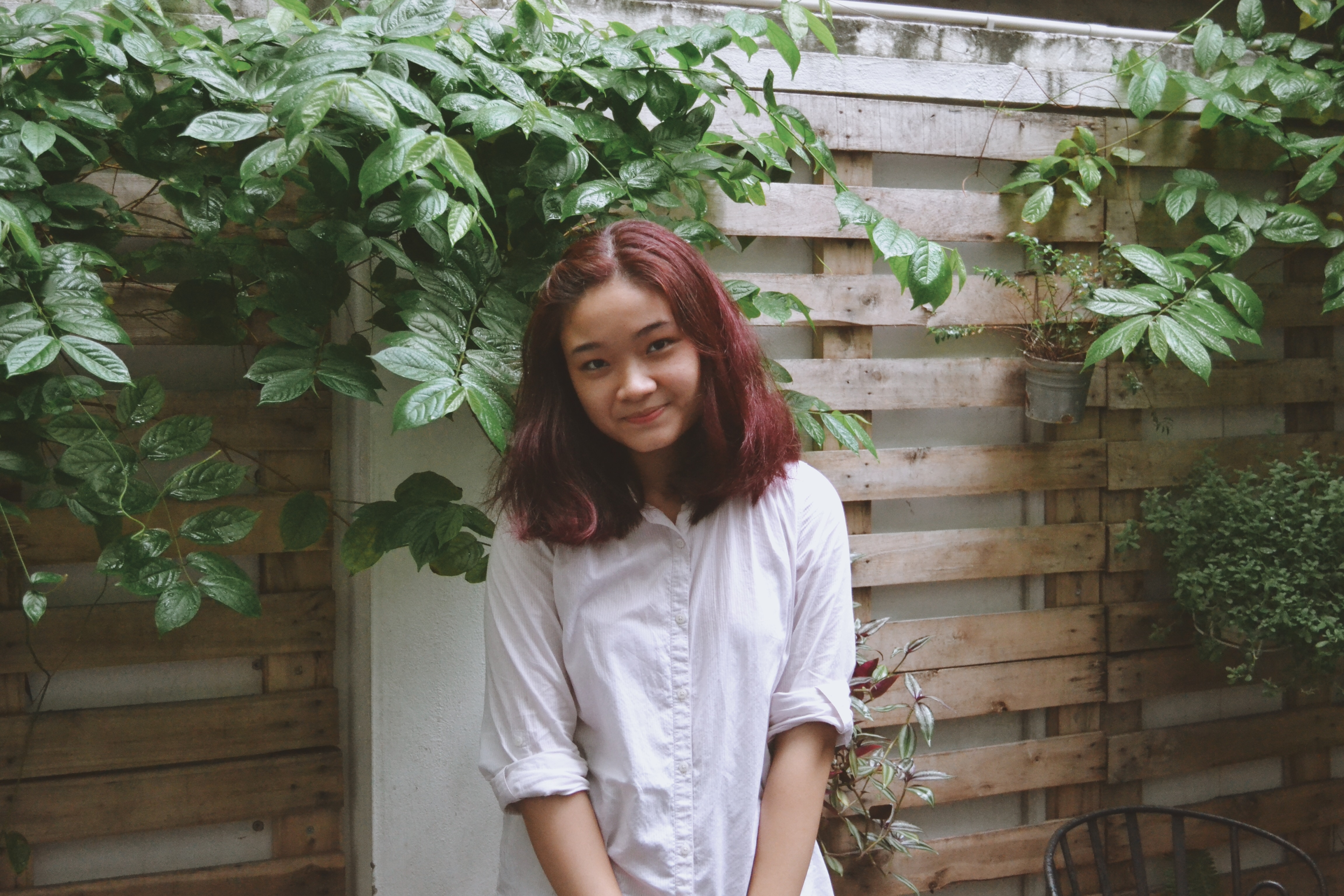 Hai nu sinh hoc gioi va du an keu goi tiet kiem giay hinh anh