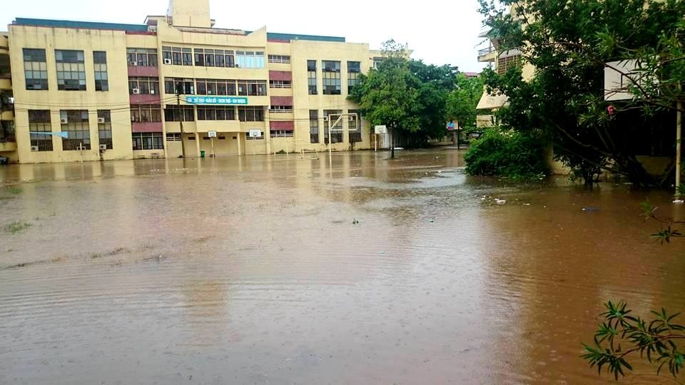 Cac truong dai hoc tai Ha Noi ngap nuoc sau mua hinh anh