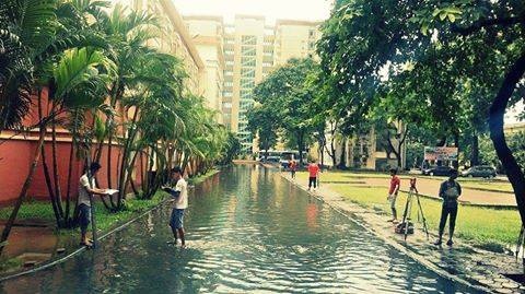 Nước lênh láng khắp mặt sân của Đại học Thủy Lợi.