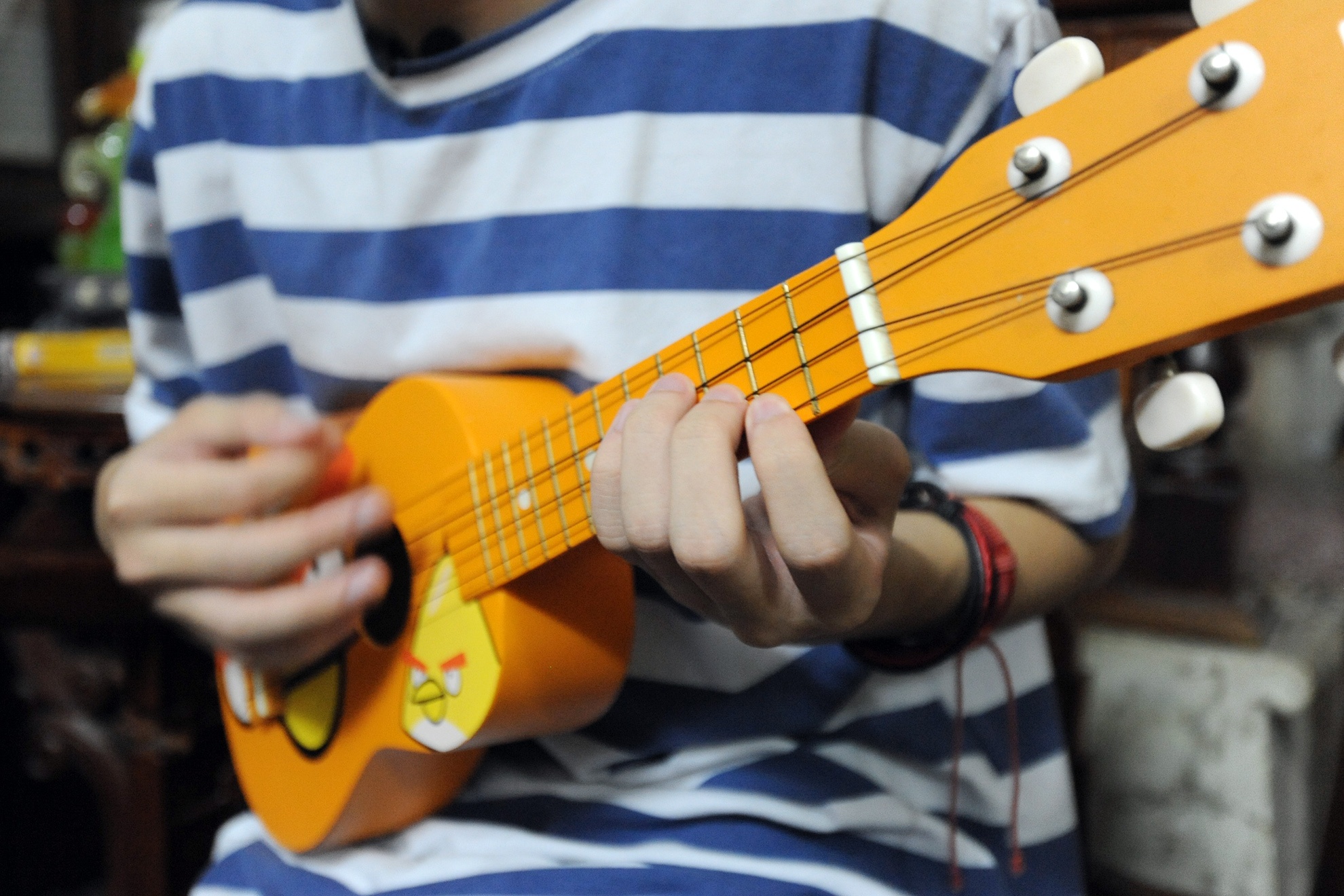 Clip Hoang Duong cover 'Ba ke con nghe' hinh anh