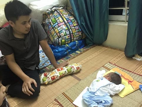 Anh Thoại thương con đến đứt ruột vì con đã sinh non lại chỉ được bú mẹ có một ngày rồi xa mẹ mãi mãi.