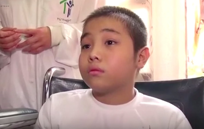 Cau be ung thu mau tung uoc mo cong me tren lung qua doi hinh anh