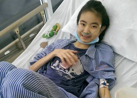 Suc khoe cua co be suy phoi, nang 20 kg dang dan hoi phuc hinh anh