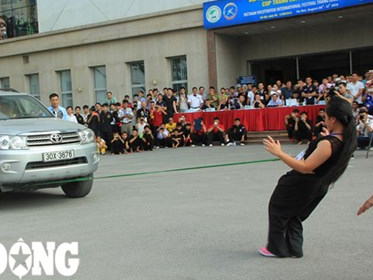 Nu vo sinh 15 tuoi dung khi cong keo xe oto hinh anh