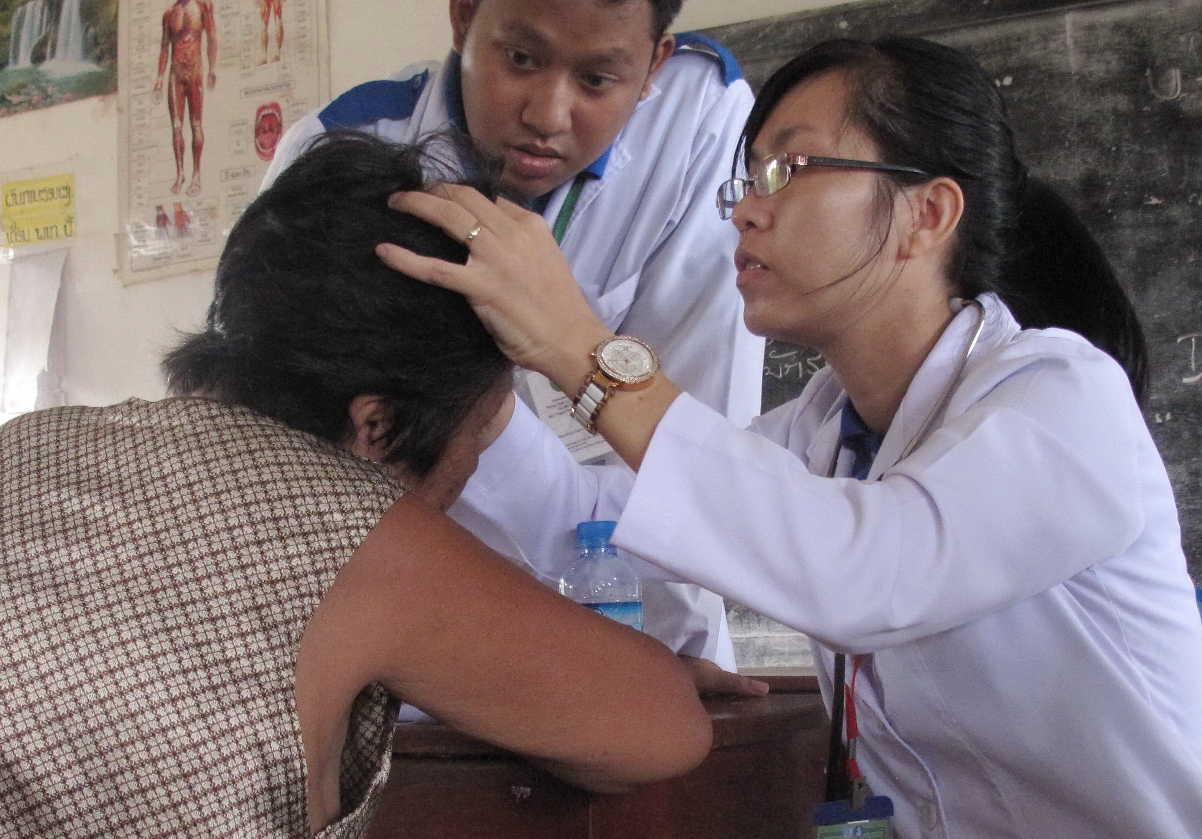 Nhat ky Mua he xanh: Mang tieng cuoi cho tre em hinh anh