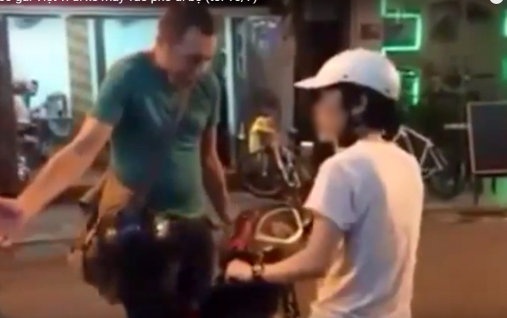 Ong Tay chan xe co gai: 'Di bo di, de lam ma' hinh anh