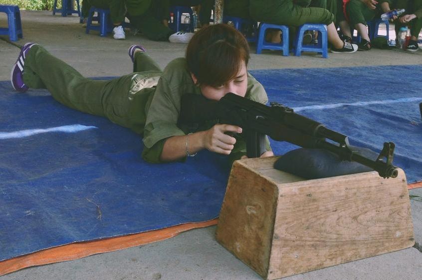 Sinh vien ke chuyen hoc quan su hinh anh