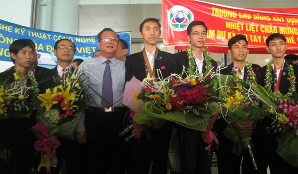 Nguyễn Duy Thanh (giữa) chụp cùng các bạn và lãnh đạo Tổng cục Dạy nghề.