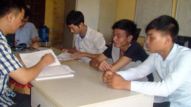 Nam và Việt (từ phải qua) nộp hồ sơ vào Trường CĐ nghề Việt Đức.
