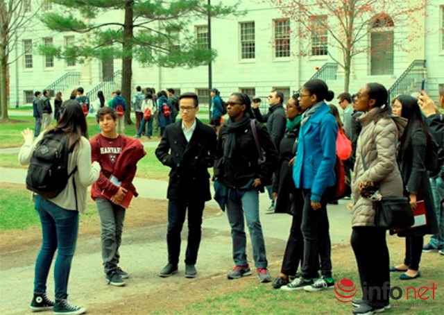 Trường Nam (thứ ba bên tay trái) giao lưu cùng các bạn học sinh nước ngoài.