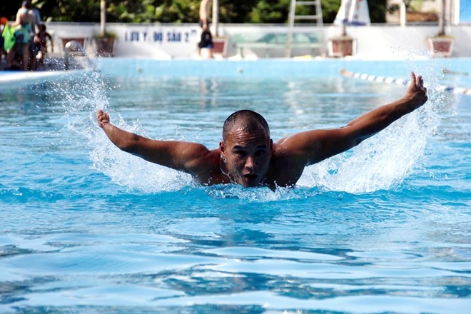 Nghi luc phi thuong cua chang van dong vien khong chan hinh anh