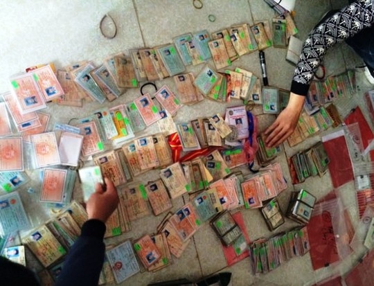 Cam co the sinh vien lay tien an choi hinh anh