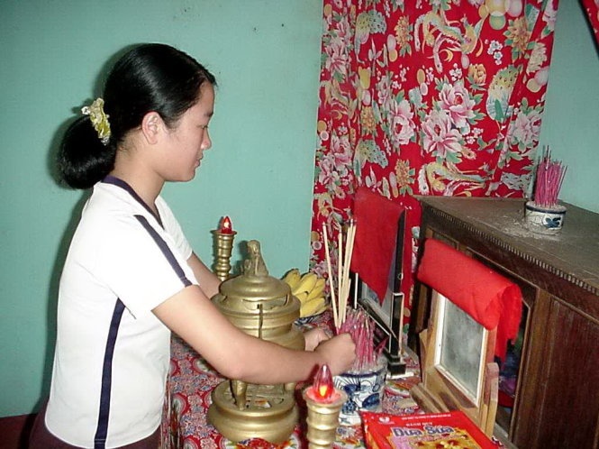 Oanh khi còn là tân sinh viên trong căn nhà côi cút , mồ côi cha mẹ.