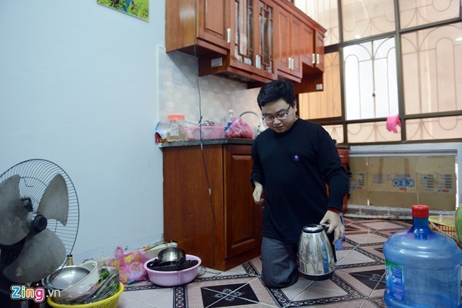 Cuoc song hang ngay cua chang trai tung gay xuong 150 lan hinh anh