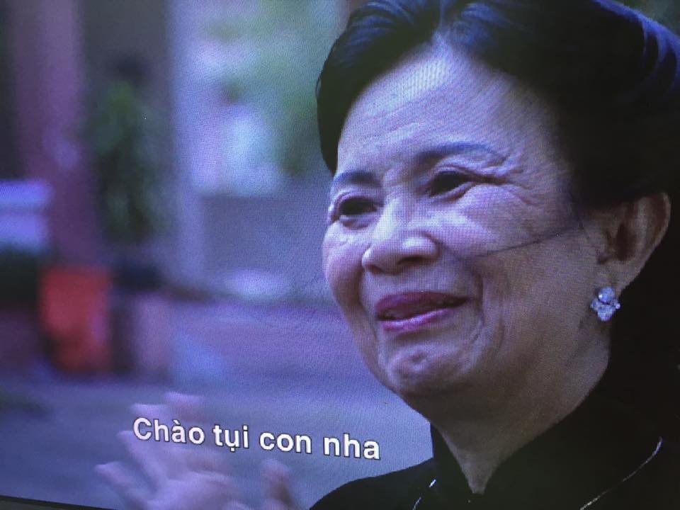 Clip co Liep roi nuoc mat khi gap lai hoc tro cu hinh anh