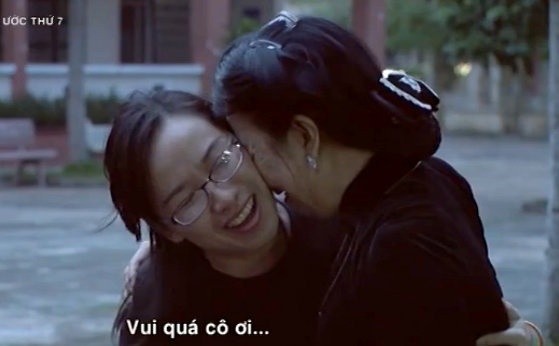 Co Liep xuc dong truoc man trinh dien nhung bo ao dai cua minh hinh anh