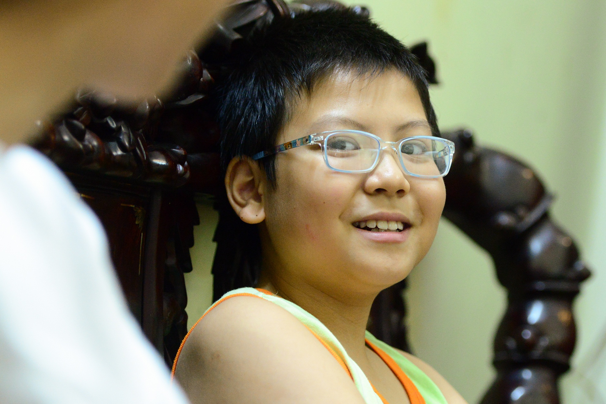 Cau be 11 tuoi dao dien cac game show truyen hinh tren giay hinh anh