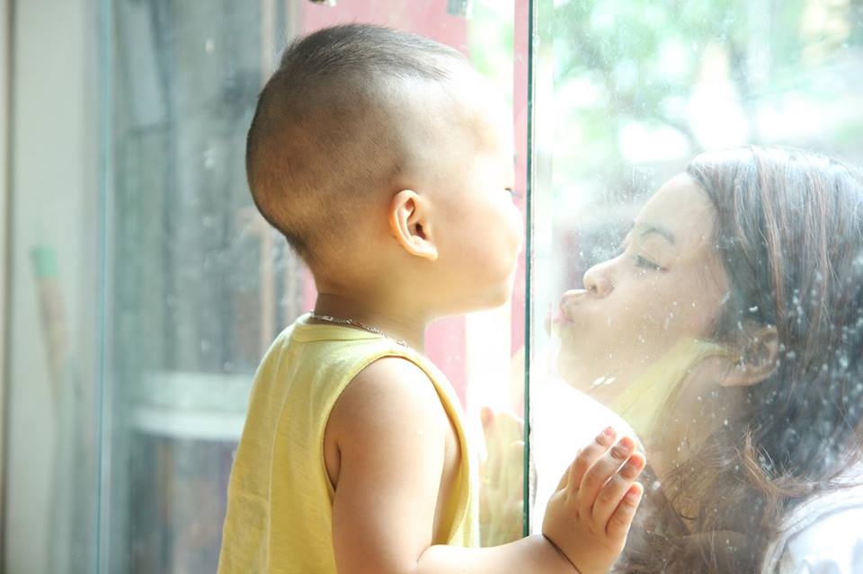 Bé Sâu và mẹ.
