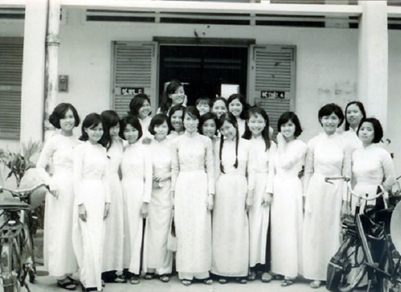 Ngam dong phuc hoc sinh qua cac thoi ky hinh anh