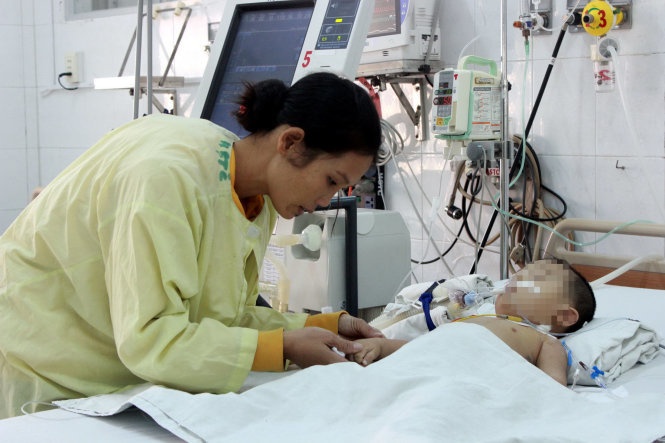 Bé trai nguy kịch vì nuốt phím đàn đồ chơi - Ảnh: A Lộc.