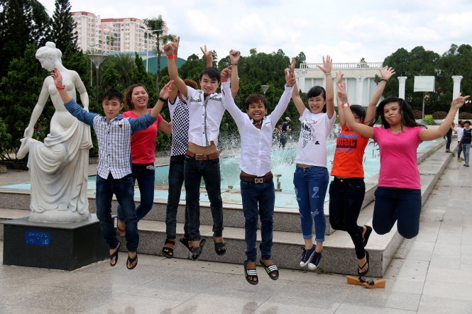 Nhóm công nhân may mặc ở quận Tân Phú vui chơi tại công viên Đầm Sen sáng 2-9 - Ảnh: Ngọc Hiển.