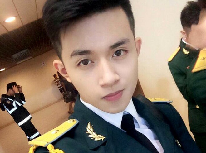 Nam sinh dien trai mac quan phuc gap rac roi khi noi tieng hinh anh