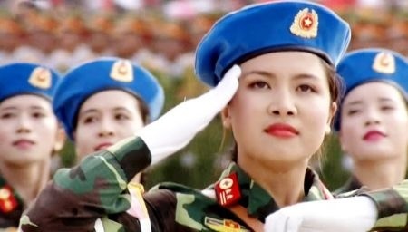 Nữ Khối trưởng Phạm Trúc Sơn Quỳnh dẫn đầu Khối nữ chiến sĩ quân y diễu binh qua lễ đài sáng 2-9.