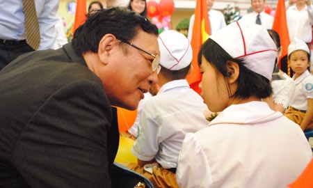 Phat bieu 2 phut cua Bo truong Giao duc trong le khai giang hinh anh