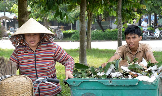 Thoại và dì đang thu gom rác.