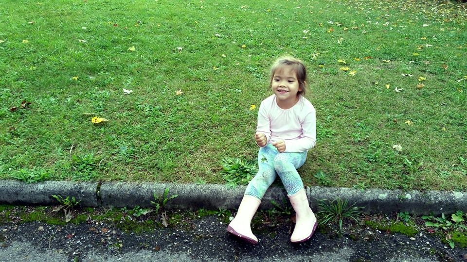 Bé Jenna 5 tuổi đã được mẹ cho phép tự quyết định trường học, tự chọn môn học ngoại khóa mà bé thích.