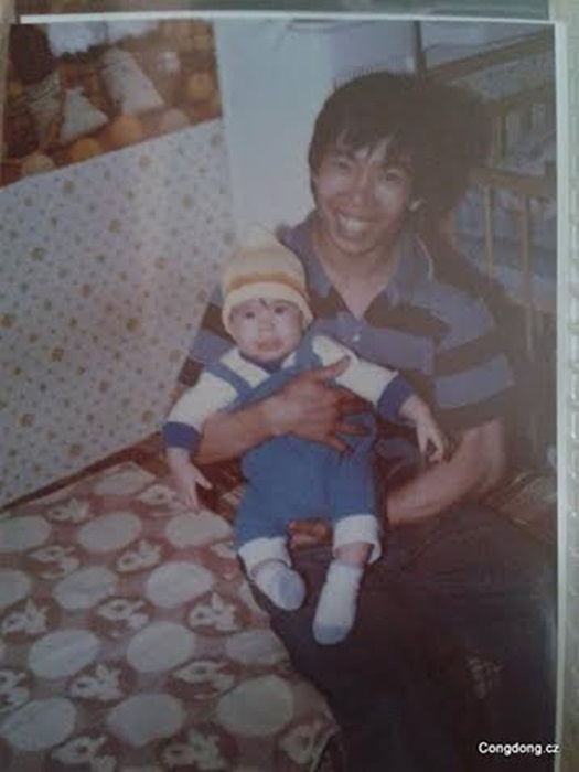 Bức ảnh anh Marek chụp cùng bố. Nguồn cộng đồng Việt tại Séc.