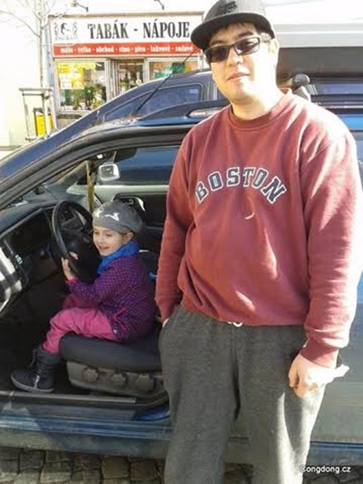 Hình ảnh hiện tại của anh Marek chụp cùng em gái cùng mẹ khác cha của mình.